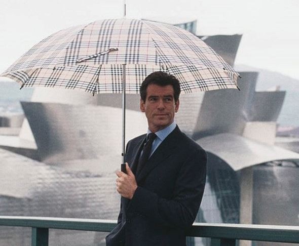 James Bond ante el Museo Guggenheim de Bilbao