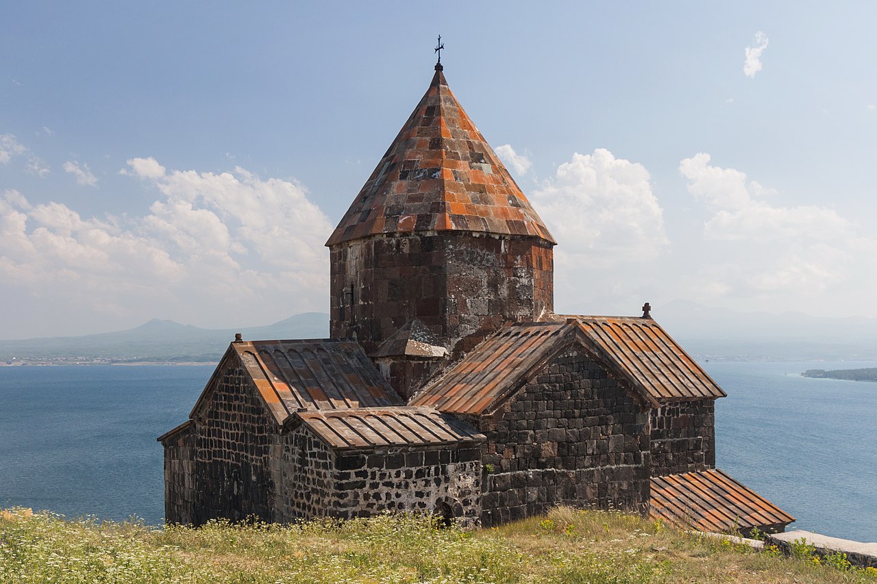 Iglesia asomándose al Lago Seván