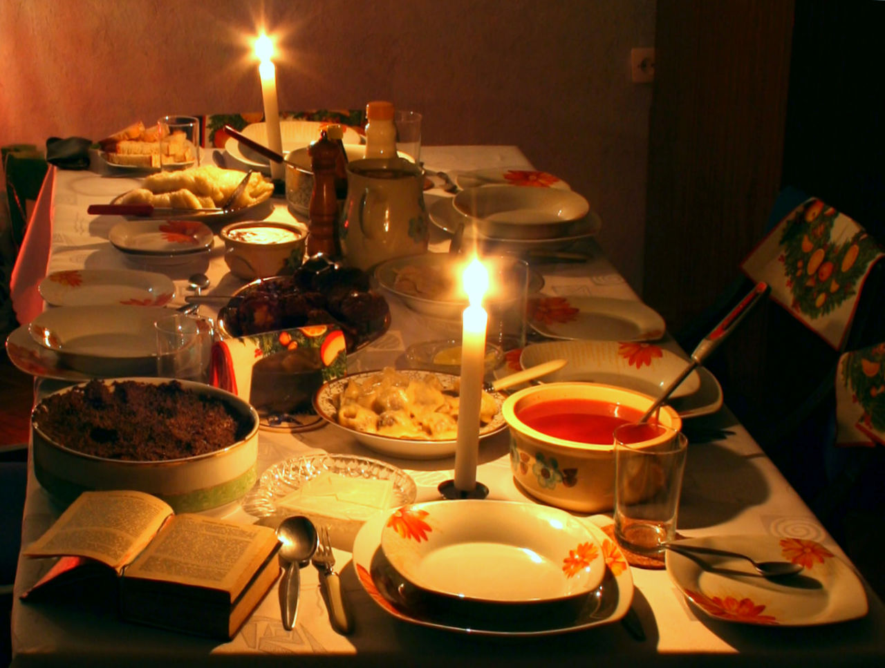 Mesa servida en la Wigilia polaca