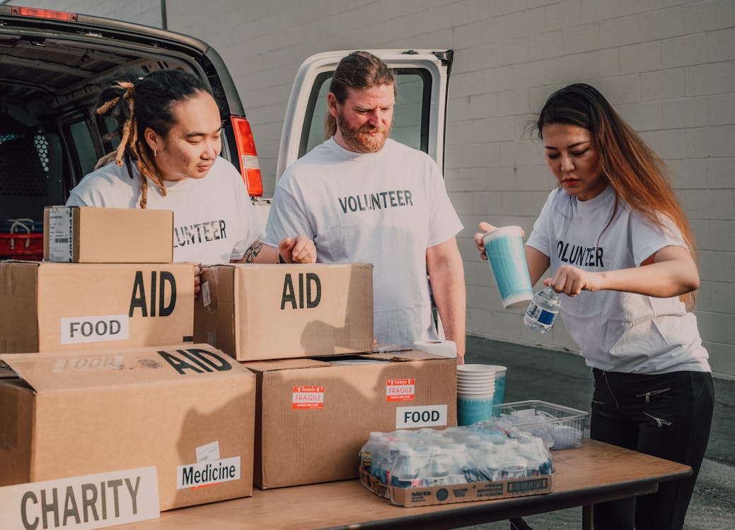 Voluntarios ayudando
