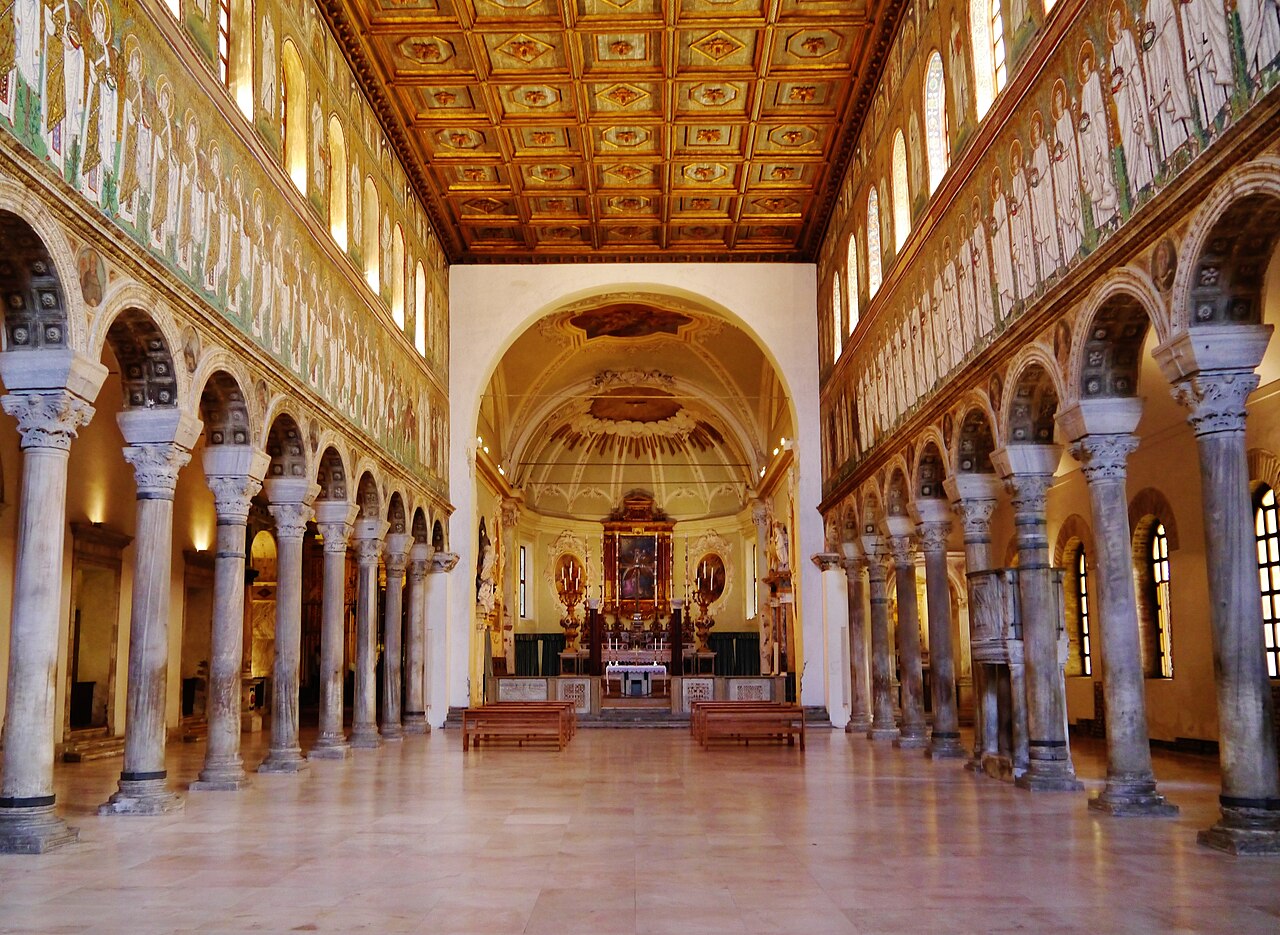 Interior de San Apolinar en Rávena