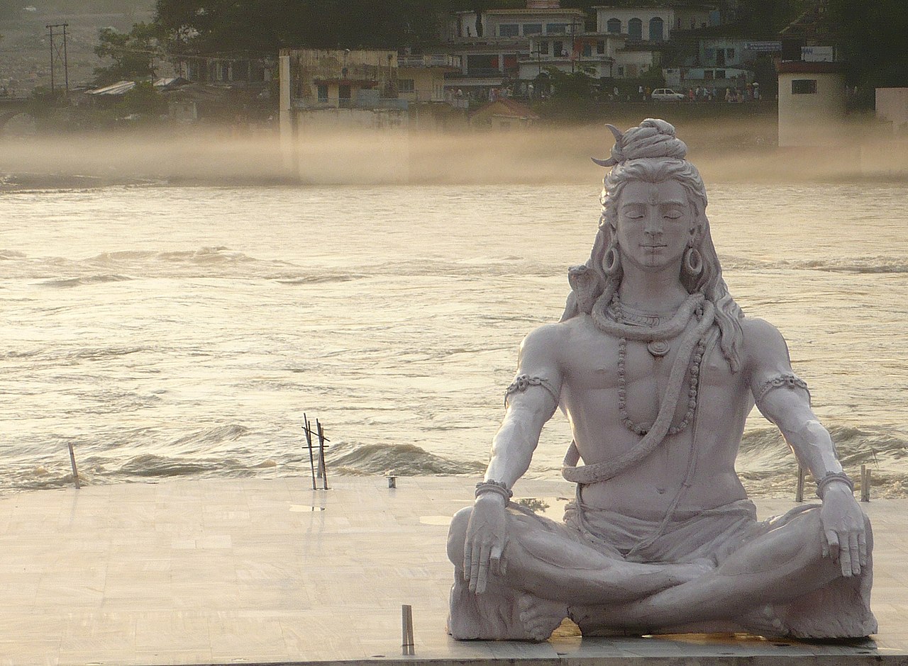 Escultura de Shiva meditando en Rishikesh, India