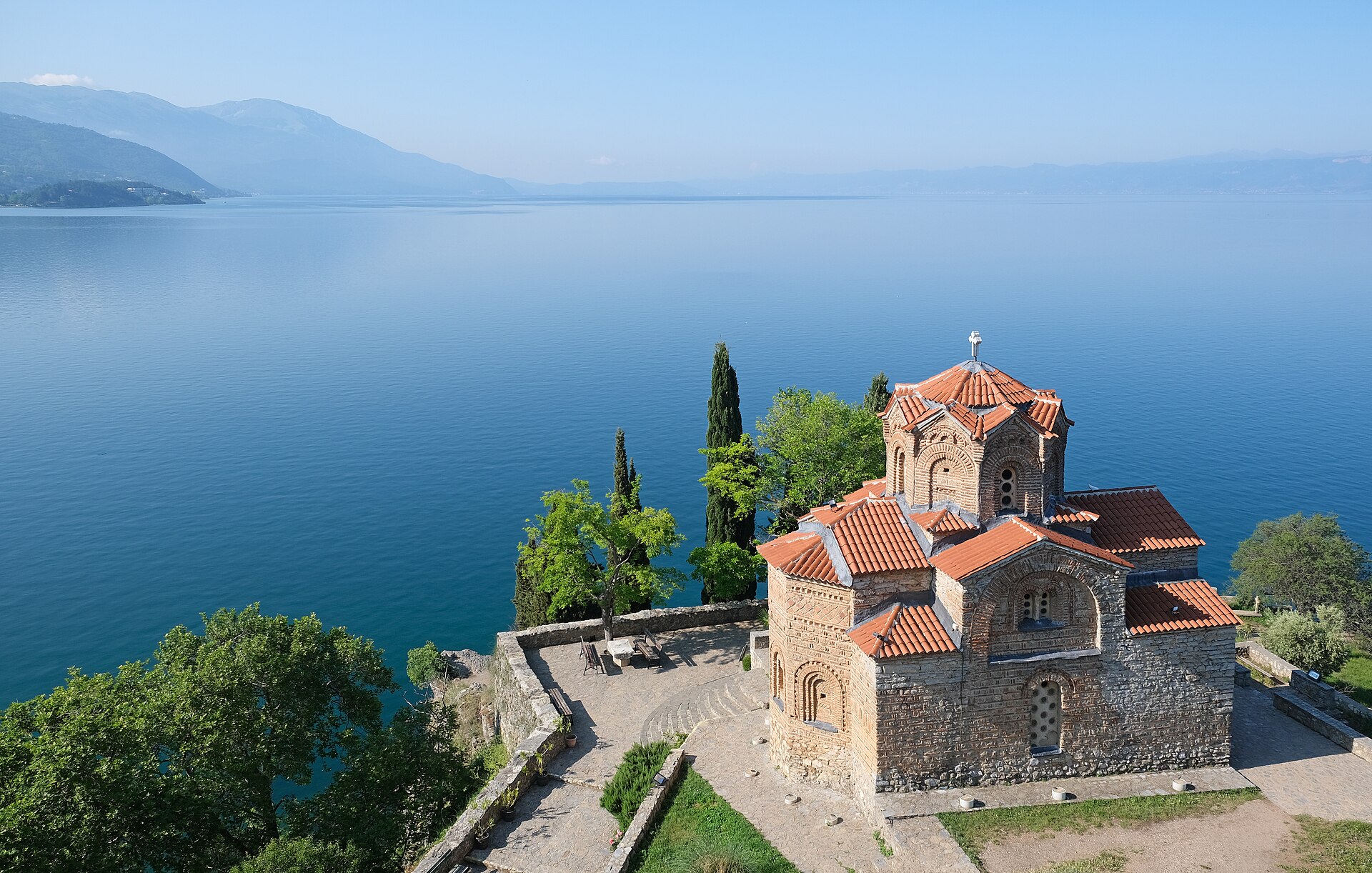 La Iglesia de San Juan Kaneo frente al lago Ohrid