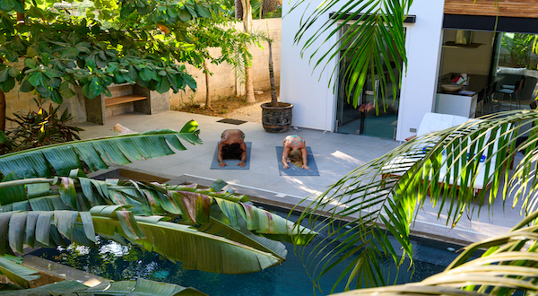 Practicando yoga en Bangalore