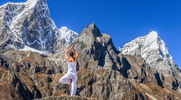 Practicando yoga en el Himalaya