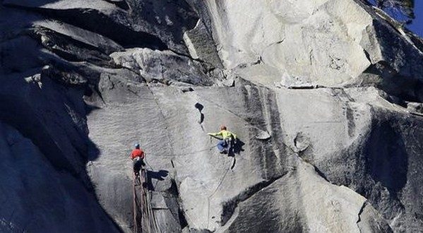 Personas practicando escalada en Frankejura